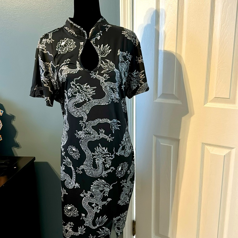 Size 2XL  black & white dress w/ dragon and lotus print
